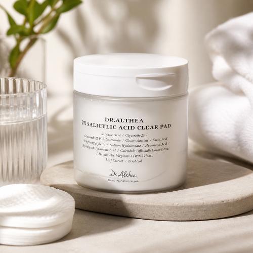Dr. Althea 2% Salicylic Acid Clear Pad - dischete preimbibate formulate cu acid salicilic 2% si acid hialuronic, care contribuie la exfolierea delicata si la mentinerea pielii curate, fine si echilibrate - 65 buc