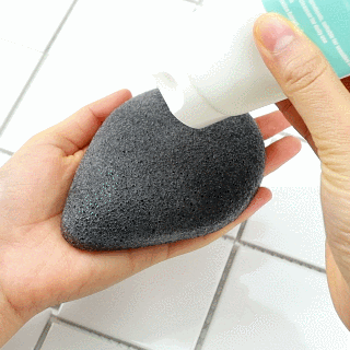 Purito Bamboo Charcoal Konjac – Burete Natural pentru Curățare & Exfoliere Blândă