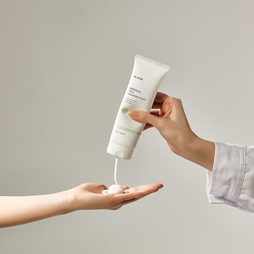IUNIK Centella Mild - spuma de curatare formulata cu extract de Centella Asiatica si acid salicilic, care contribuie la curatarea pielii si la metinerea confortului cutanat - 120 ml