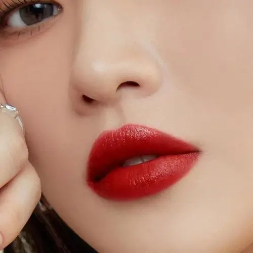 BLACK ROUGE Double Layer Over Velvet Luciu de buze DL11 Dada Chilli - culoare intensa si hidratare catifelata, 4.5g