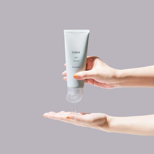 LUQUE Gel Wash - gel de curatare formulat cu extract de musetel si glicerina, care contribuie la indepartarea delicata a reziduurilor produselor de ingrijire si a sebumului acumulat peste noapte - 150 gr