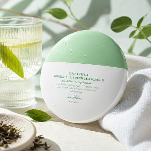 Dr. Althea Green Tea Fresh Sunscreen, 45 ml - crema de fata formulata cu Camellia Sinensis Leaf Water si Centella Asiatica Extract, care contribuie la calmarea pielii sensibile si la mentinerea protectiei impotriva razelor UVA si UVB (SPF50 PA++++), Daily