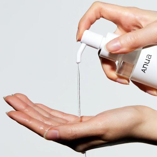 ANUA Heartleaf Pore Control Cleansing Oil Mild, , 200 ml - ulei de curatare formulat cu extract de heartleaf si vitamina E, care contribuie la indepartarea machiajului, a SPF-ului si a impuritatilor si la metinerea confortului pielii dupa utilizare