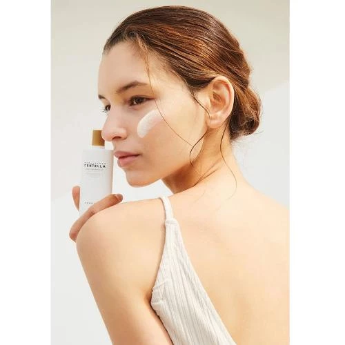 Madagascar Centella Air-Fit Sunscren Plus - Crema de fata cu protectie solara SPF50+ PA++++ mineral suncream pentru ten mixt gras - gramaj 50 ml - recomandat