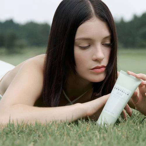 SKIN1004 Madagascar Centella Tea-Trica BHA Foam – Spumă de Curățare pentru Ten Acneic, 125 ml | Curățare Profundă și Combaterea Imperfecțiunilor