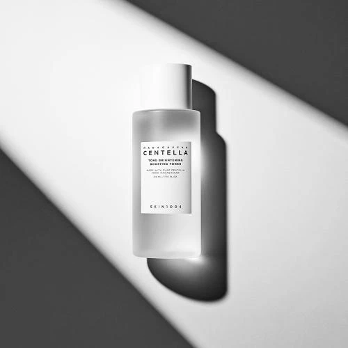 SKIN1004 Madagascar Centella Tone Brightening – Toner Iluminator & Calmant cu Niacinamidă & MadeWhite (210 ml)