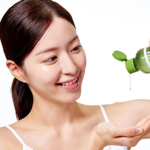 CENTELLIAN24 Madeca Matcha Pore Cleansing Oil - ulei de curatare formulat cu TECA si matcha, care contribuie la dizolvarea machiajului, impuritatilor si excesului de sebum si la metinerea confortului pielii - 200 ml