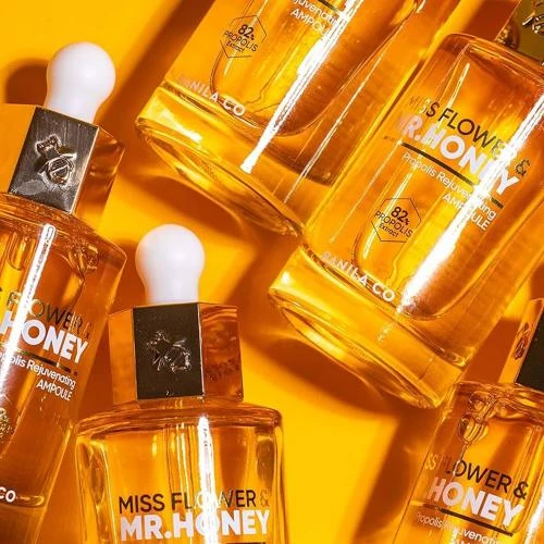 Ser de față Banila Co Miss Flower & Mr. Honey Propolis Rejuvenating – Hidratare și strălucire pentru o piele uniformizată, 50 ml