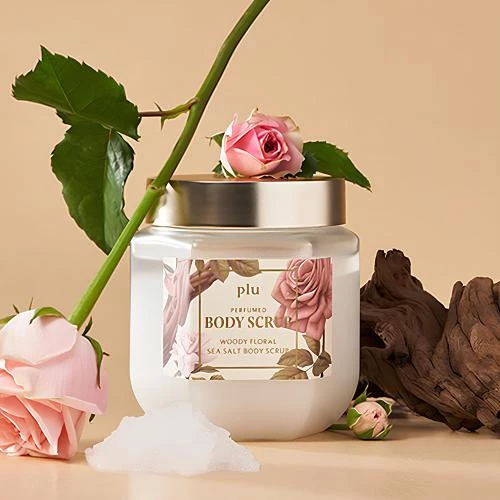 PLU Perfumed Woody Floral – Exfoliant de Corp Parfumat cu Sare de Mare, 500 gr | Exfoliere Delicată și Aromă Elegantă