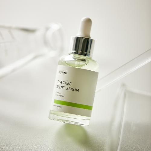 IUNIK Tea Tree Relief Serum - ser de fata formulat cu extract de apa din frunze de arbore de ceai si extract de Centella Asiatica, care contribuie la calmarea pielii sensibile si la mentinerea unui ton clar si curat al pielii - 50 ml