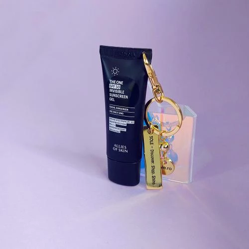 SPF TO GO - breloc auriu premium + Allies of Skin The One SPF 50 Invisible Sunscreen Gel Deluxe mini (20 ml) - editie limitata