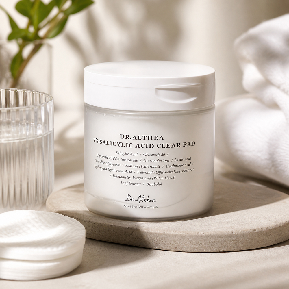 Dr. Althea 2% Salicylic Acid Clear Pad - dischete preimbibate formulate cu acid salicilic 2% si acid hialuronic, care contribuie la exfolierea delicata si la mentinerea pielii curate, fine si echilibrate - 65 buc