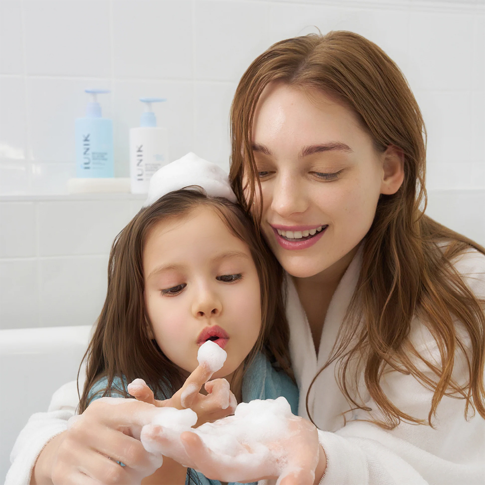 IUNIK Beta Glucan All In One Gentle Wash, 300 ml - Gel de dus formulat cu acid hialuronic si beta-glucan, care contribuie la curatarea zilnica pentru fata, par si corp si la metinerea echilibrului natural al pielii