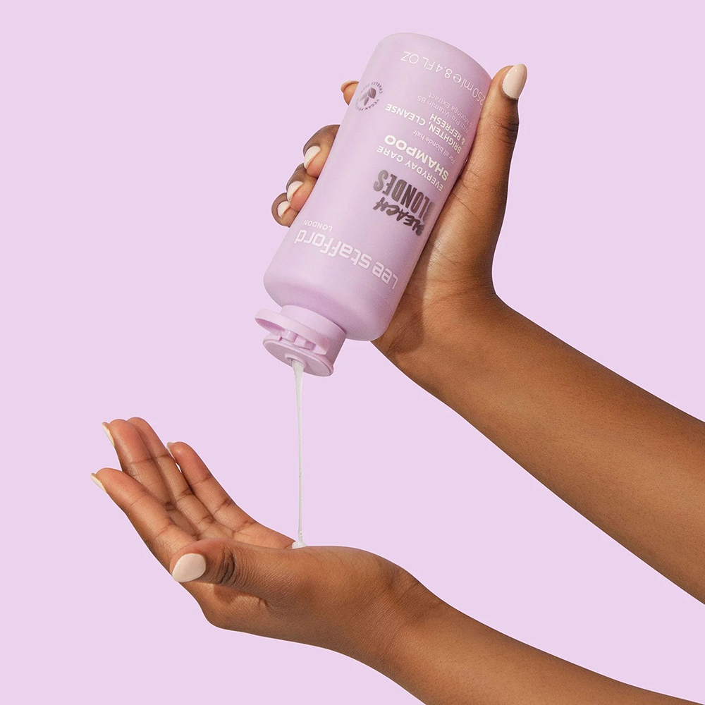 LEE STAFFORD Bleach Blondes Everyday Care, 250 ml - sampon formulat cu extract de musetel si provitamina B5 (pantenol), care contribuie la curatarea scalpului si lungimilor si la metinerea unui ton rece al parului blond natural sau decolorat