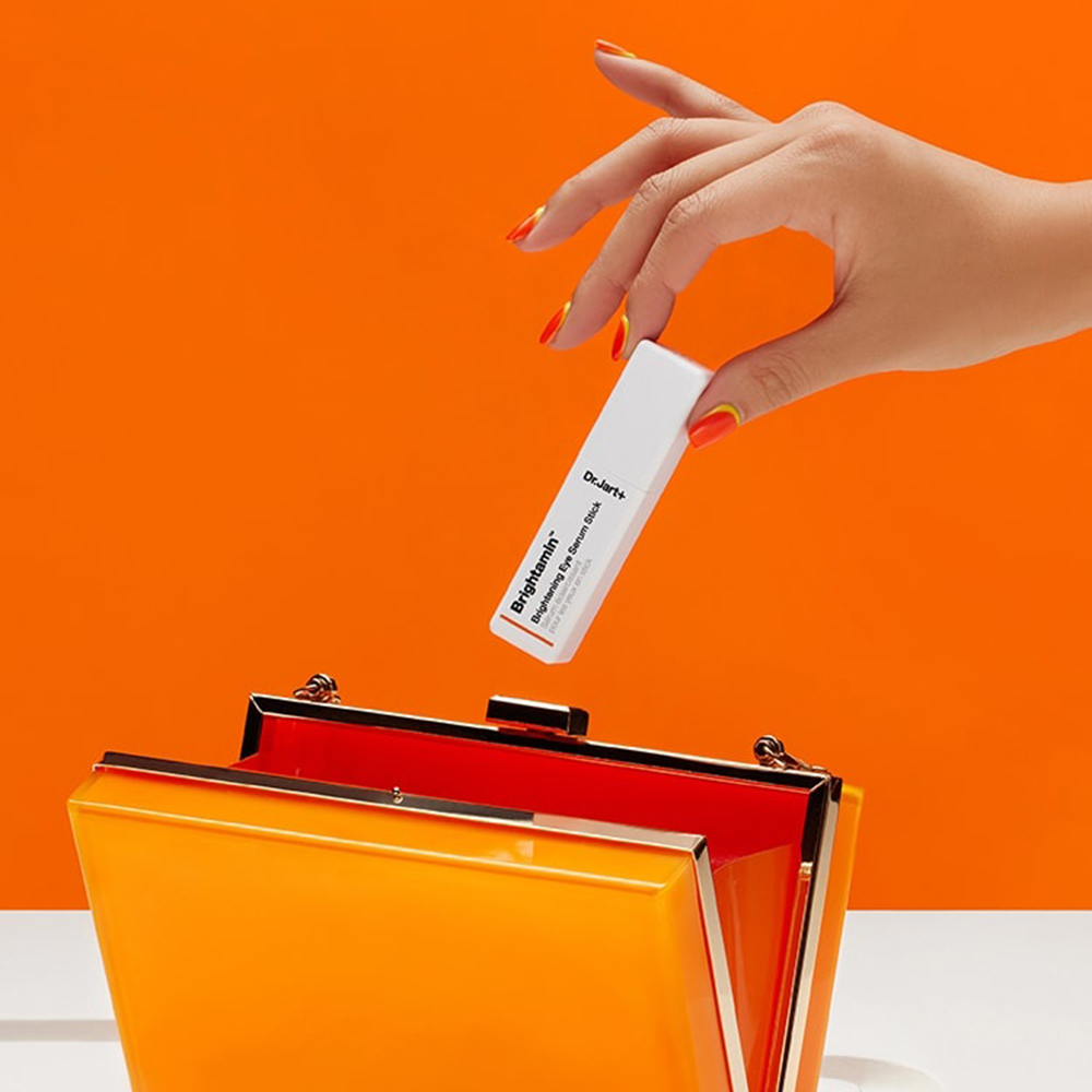 DR.JART+ Brightamin Brightening Eye Serum Stick  3.6 gr - ser de ochi formulat cu Vitamina C si Vitamina E, care contribuie la imbunatatirea luminozitatii pielii si la reducerea aspectului liniilor fine si al pungilor de sub ochi