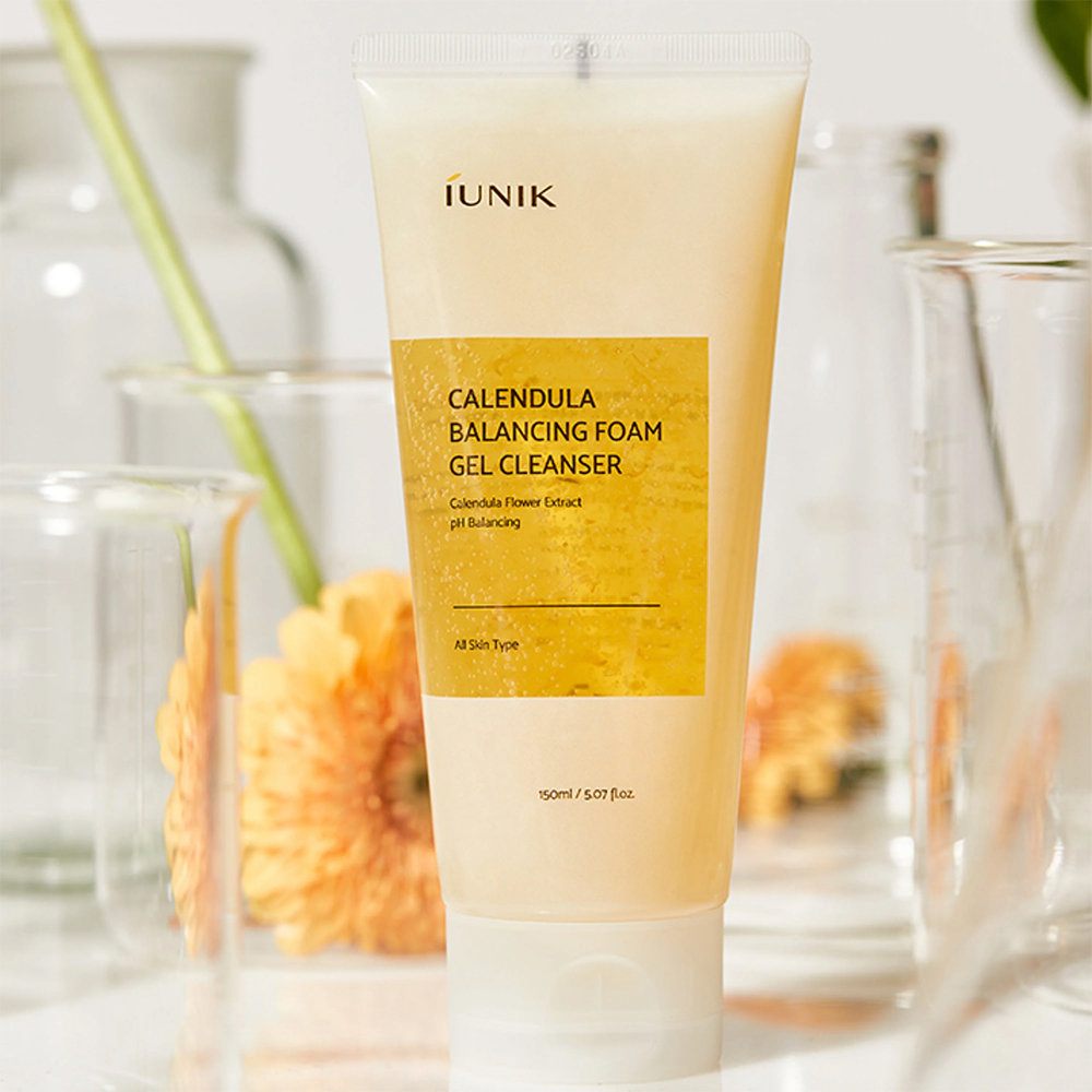 IUNIK Calendula Balancing Foam Gel Cleanser 150 ml - Gel de curatare formulat cu extract de flori de galbenele si acid hialuronic, care contribuie la indepartarea impuritatilor, excesului de sebum, urmelor de protectie solara si machiajului si la metinerea echilibrului natural al pielii si a nivelului optim de hidratare dupa fiecare utilizare