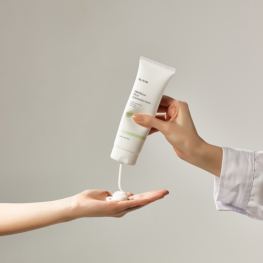 IUNIK Centella Mild - spuma de curatare formulata cu extract de Centella Asiatica si acid salicilic, care contribuie la curatarea pielii si la metinerea confortului cutanat - 120 ml