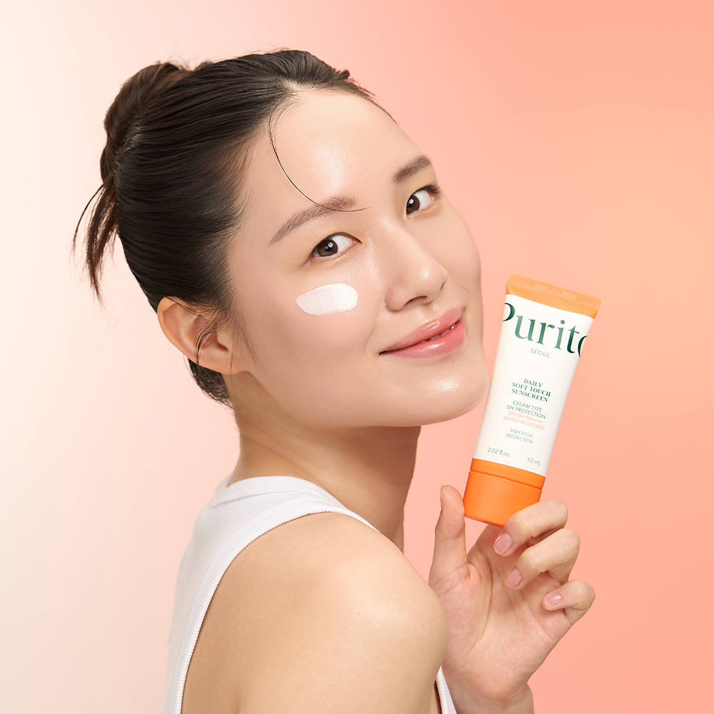 PURITO Daily Soft Touch SPF 50+ 60 ml - crema de fata formulata cu filtre UVA si UVB si pantenol, care contribuie la protectia solara de pana la 10 ore si la mentinerea rezistentei la apa, transpiratie, apa de mare si nisip, Outdoor
