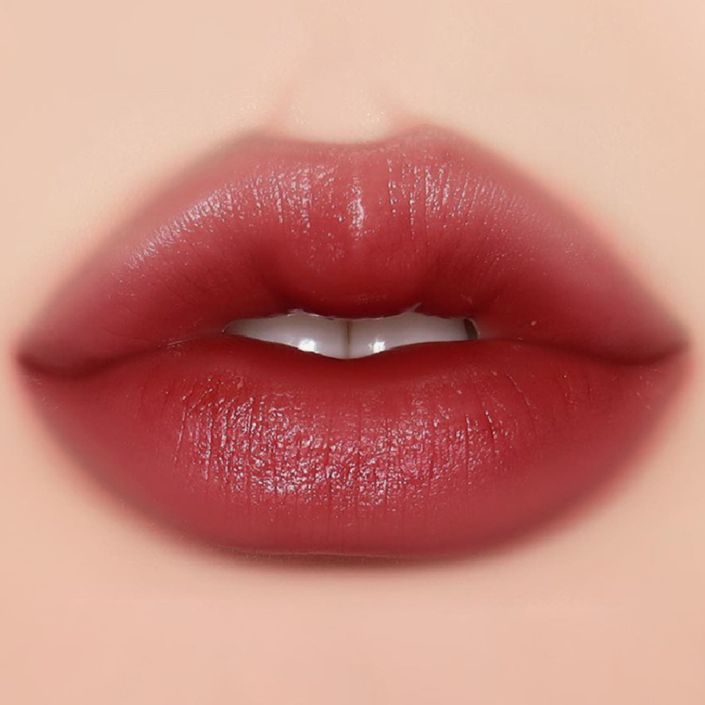 BLACK ROUGE Double Layer Over Velvet - luciu de buze formulat cu acid hialuronic si ulei de migdale dulci, care contribuie la hidratarea buzelor si la mentinerea confortului - 4.1gr - DL01 Salmon Layer