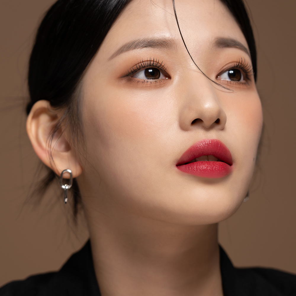 BLACK ROUGE Double Layer Over Velvet - luciu de buze formulat cu acid hialuronic si ulei de migdale dulci, care contribuie la hidratarea buzelor si la mentinerea confortului - 4.1gr - DL02 Mute Layer