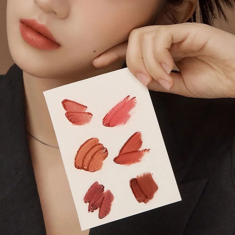 BLACK ROUGE Double Layer Over Velvet - luciu de buze formulat cu acid hialuronic si ulei de migdale dulci, care contribuie la hidratarea buzelor si la mentinerea confortului - 4.1gr - DL02 Mute Layer