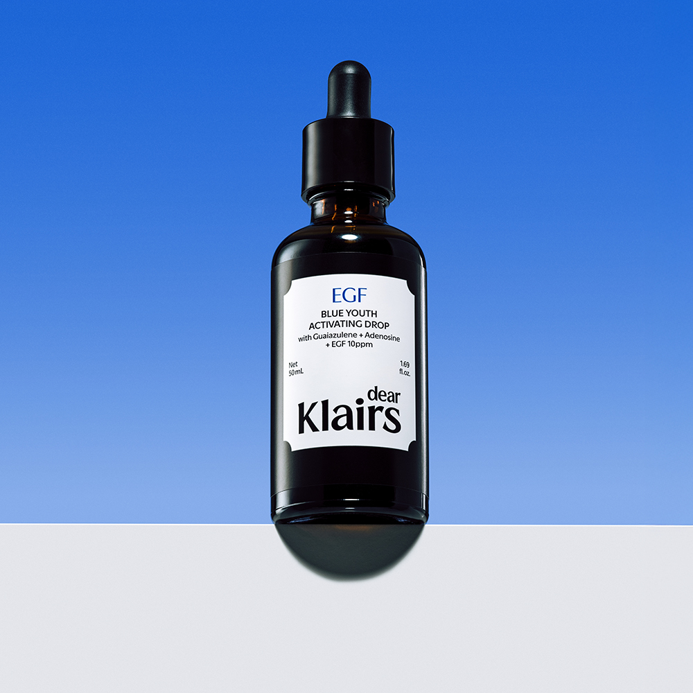 Dear Klairs EGF Blue Youth Activating Drop, 50 ml - ser de fata formulat cu EGF si extract de afine, care contribuie la regenerarea celulara si la metinerea aspectului luminos al pielii