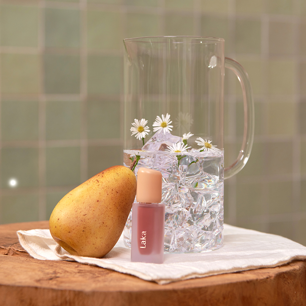 LAKA Fruity Glam Tint - nuantator pentru buze formulat cu complex de sucuri de fructe bogate in vitamine si pigmenti intensi rezistenti, care contribuie la hidratarea buzelor si la metinerea finisajului glossy - 4.5 gr - 108 Salty