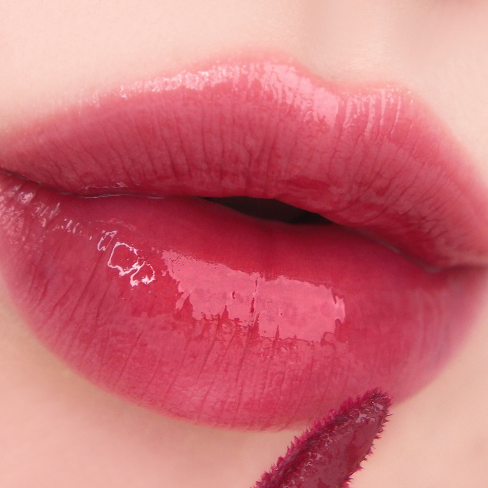 LAKA Fruity Glam Tint - nuantator pentru buze formulat cu suc de fructe si vitamine, care contribuie la hidratarea buzelor si la metinerea aspectului lucios - 4.5 gr - 115 Envy