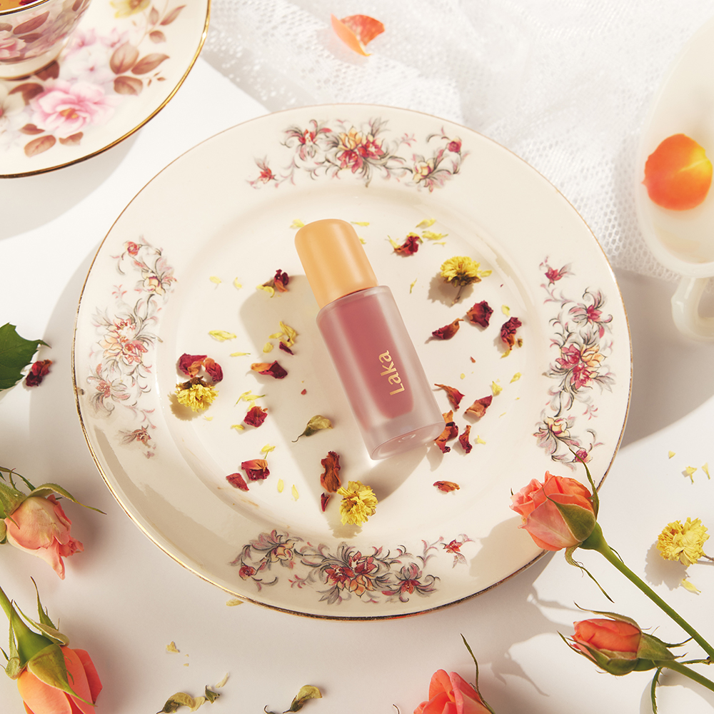 LAKA Fruity Glam Tint - nuantator pentru buze formulat cu sucuri de fructe si vitamine, care contribuie la hidratarea buzelor si la metinerea buzelor moi si hidratate - 4.5 gr - 124 Maro