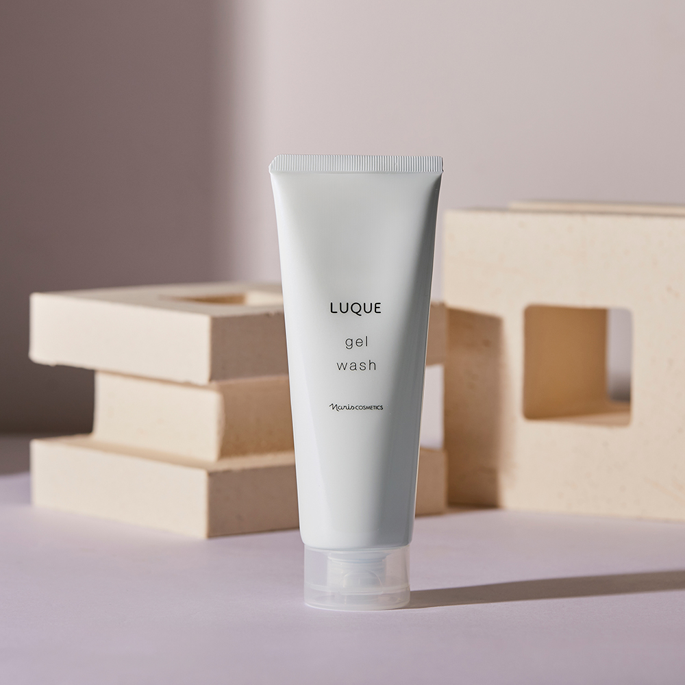 LUQUE Gel Wash - gel de curatare formulat cu extract de musetel si glicerina, care contribuie la indepartarea delicata a reziduurilor produselor de ingrijire si a sebumului acumulat peste noapte - 150 gr