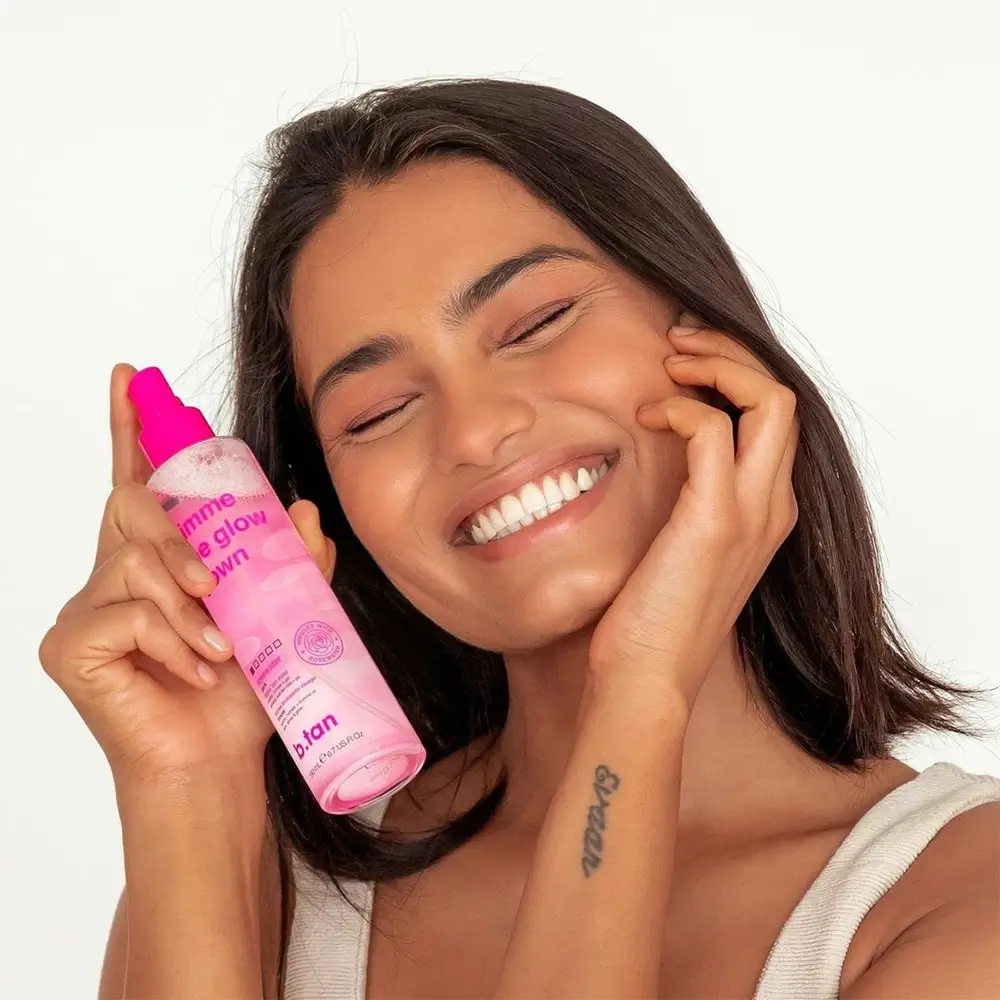 B.tan Gimme The Glow Down Mist Autobronzant Gradual pentru Fata si Corp  - Nuanta Naturala, Stralucire Uniforma si Calmare cu Apa de Trandafir, 190 ml