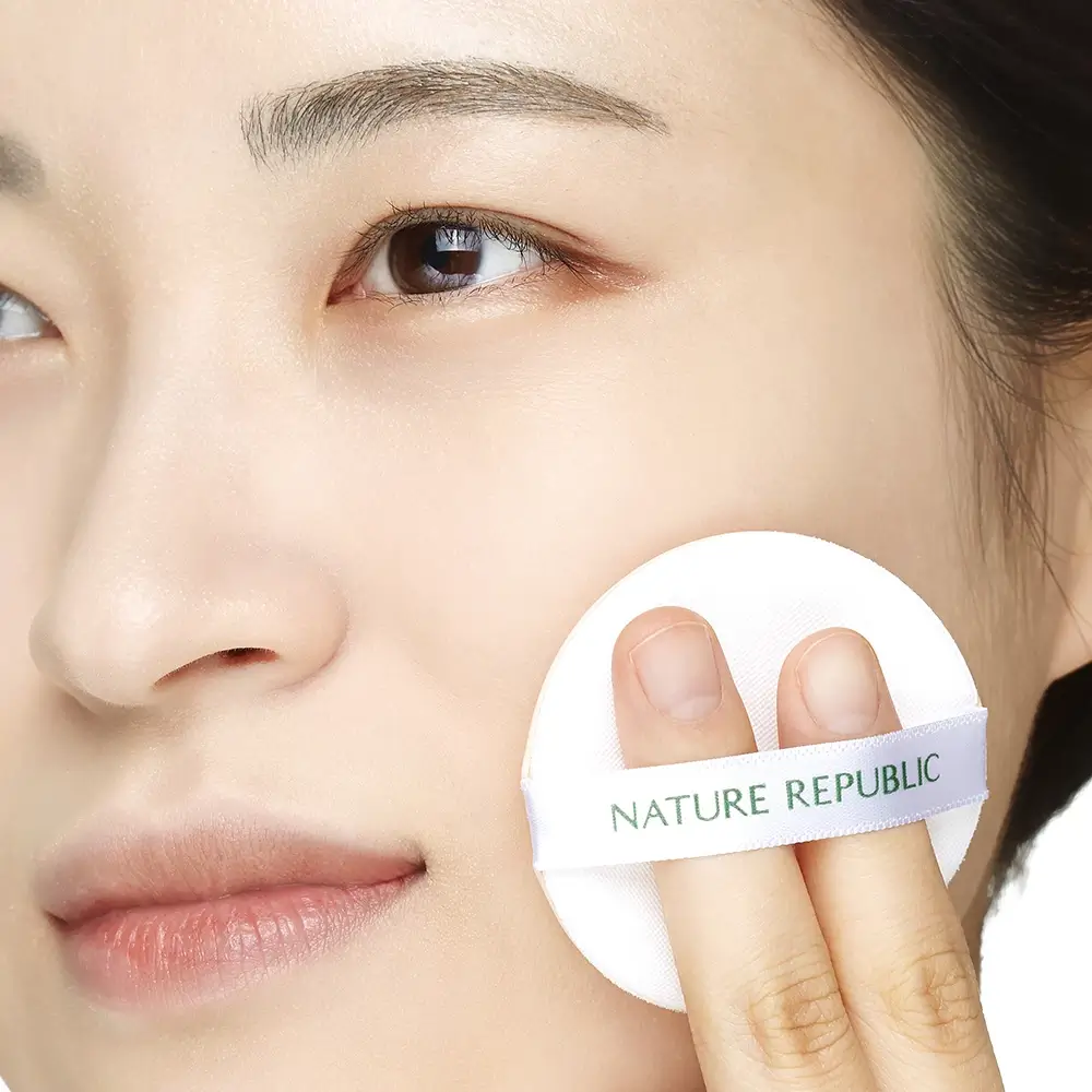 NATURE REPUBLIC Green Derma Fond de ten tip Cushion 01 Light Beige - Acoperire Naturala, Calmare si Protectie UV, 15g