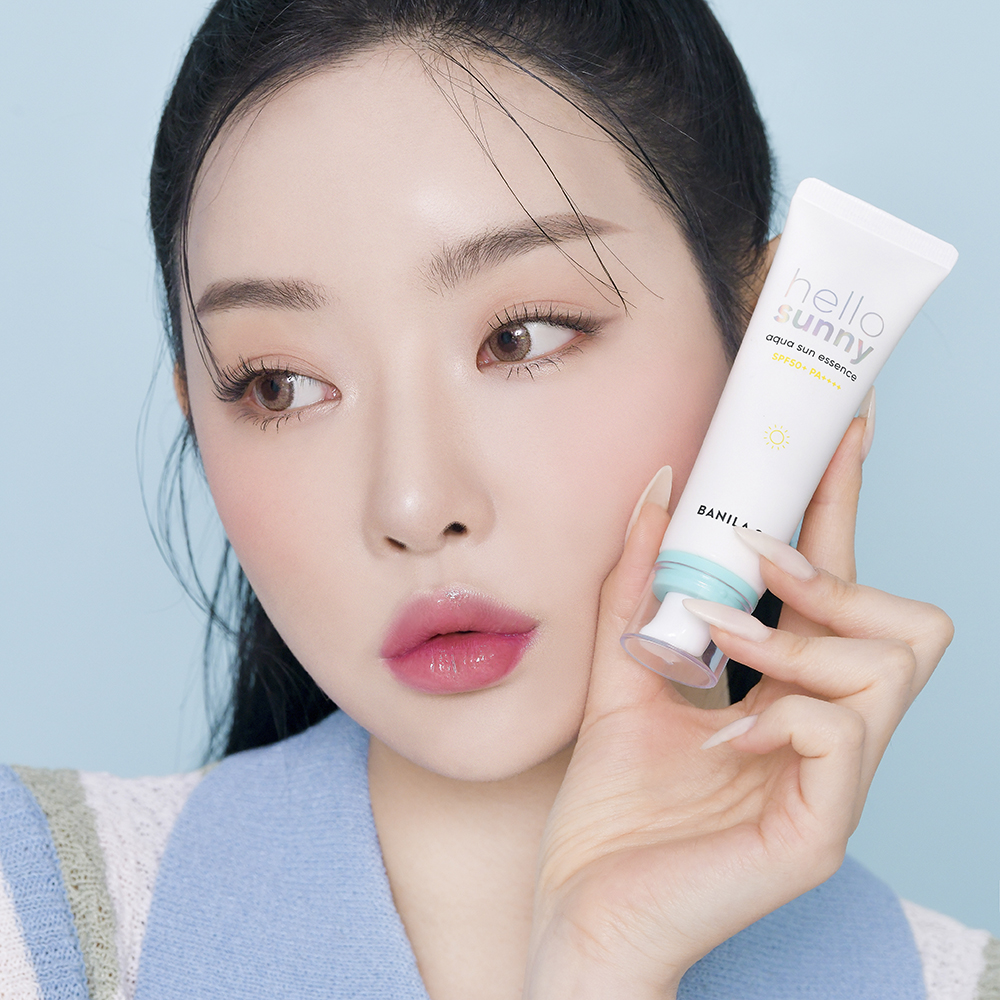BANILA CO Hello Sunny Aqua Sun Essence SPF50+ PA++++,,50 ml - crema de fata formulata cu extract de Agave albastra, care contribuie la protectia impotriva razelor UV si la metinerea pielii hidratate si confortabile