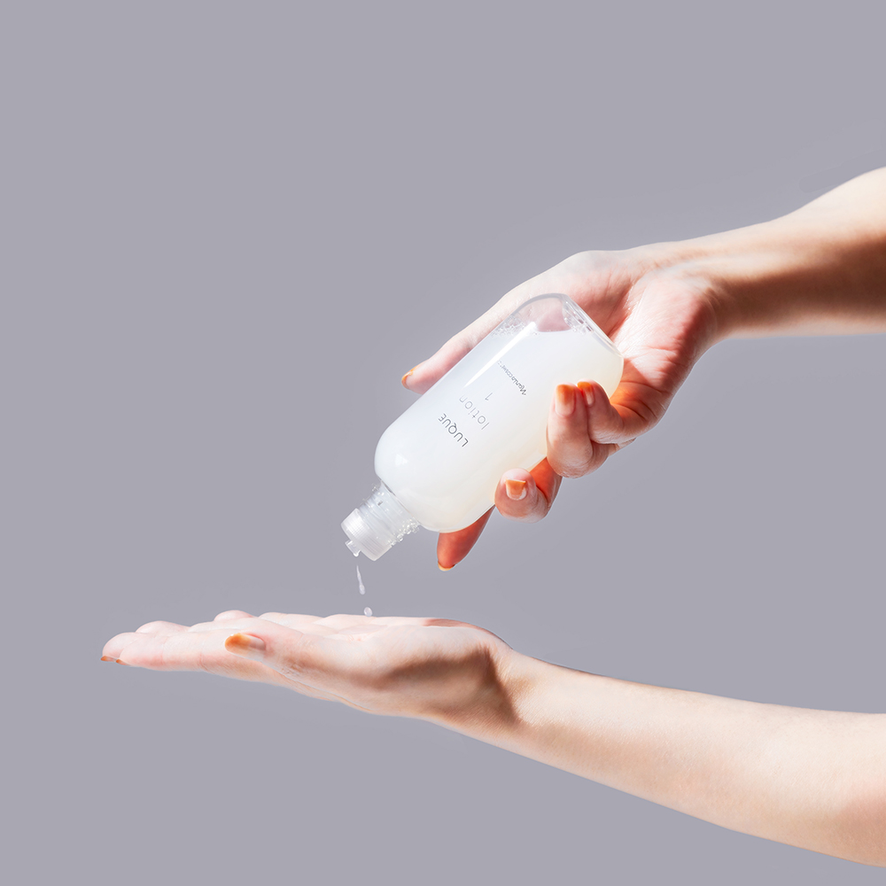 LUQUE Lotion I - toner de fata formulat cu acid hialuronic si vitamina C, care contribuie la echilibrarea pH-ului pielii si la metinerea unui nivel optim de umiditate al acesteia - 210 ml