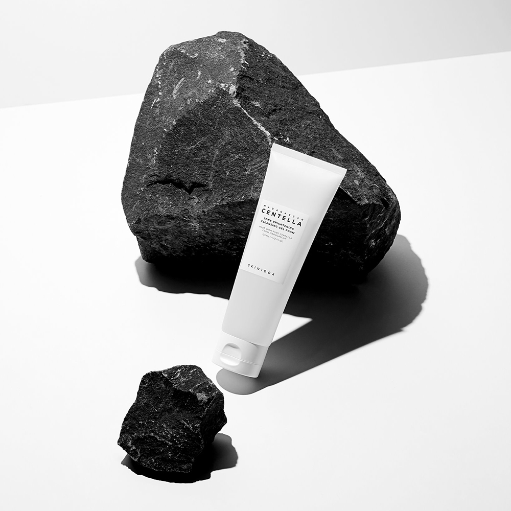 SKIN1004 Madagascar Centella Tone Brightening - gel de curatare formulat cu Extract de Centella Asiatica si Niacinamida, care contribuie la indepartarea reziduurilor de machiaj si a murdariei si la imbunatatirea tonusului si stralucirii pielii - 125 ml