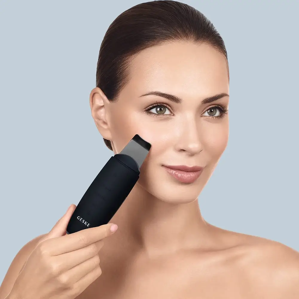 GESKE SmartAppGuided MicroCurrent aparat exfoliant si extractor puncte negre Negru - curatare profunda, lifting facial si hidratare intensa, 1 bucata