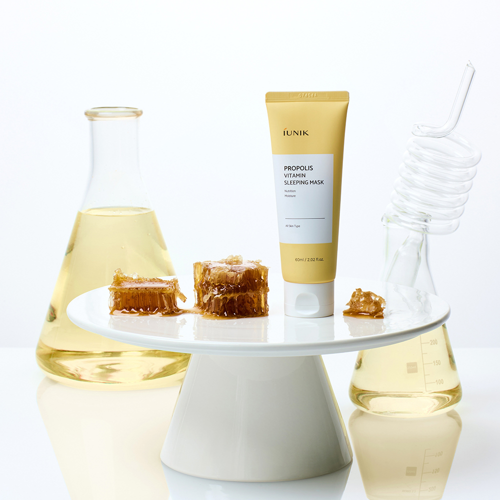 IUNIK Propolis Vitamin - masca de fata formulata cu centella asiatica, extract de propolis si extract de catina, care contribuie la hidratarea pielii si la metinerea confortului cutanat - 60 ml