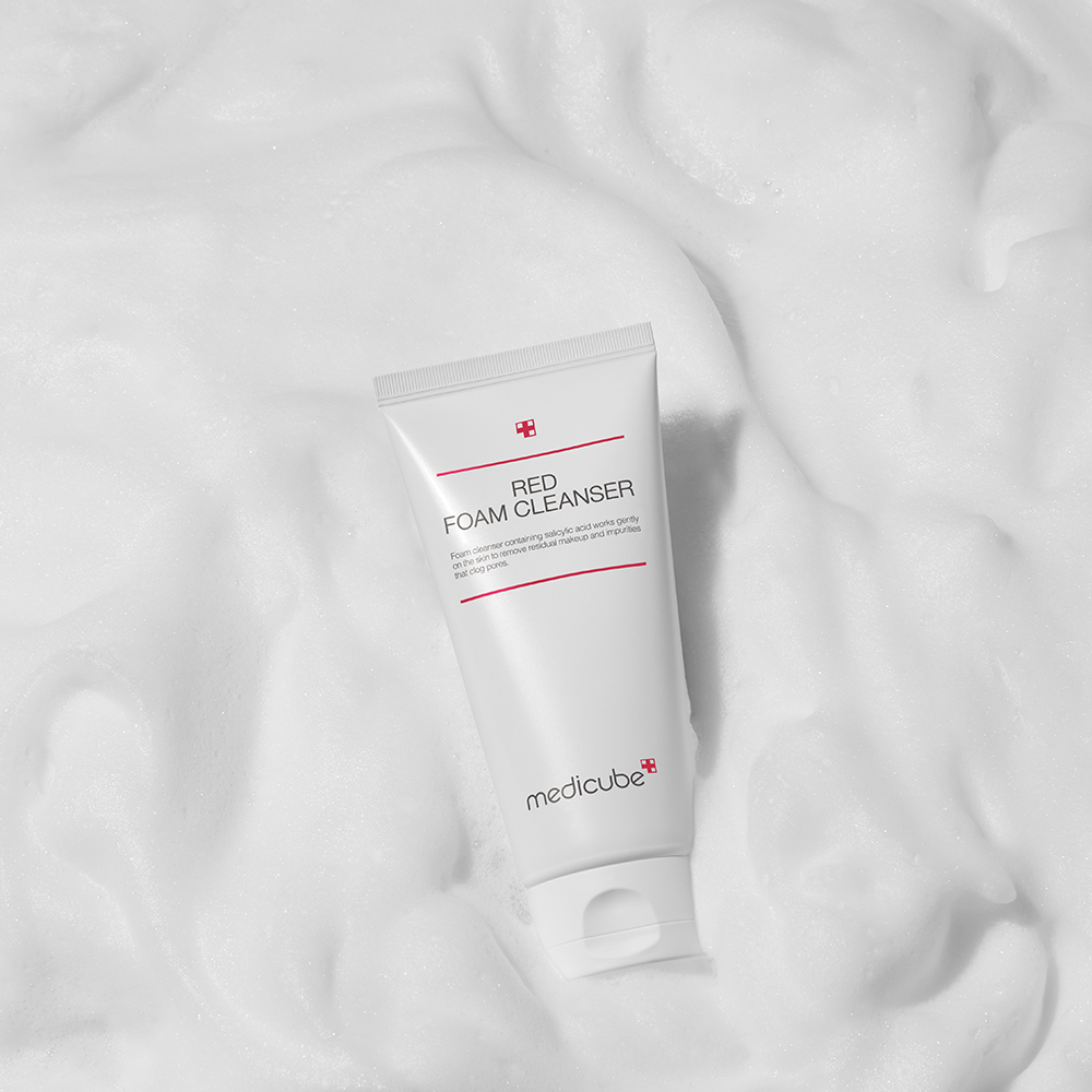 MEDICUBE Red Foam Cleanser - spuma de curatare formulata cu acid salicilic si extract de Sophora Angustifolia, care contribuie la curatarea porilor si la metinerea echilibrului pielii - 120 ml