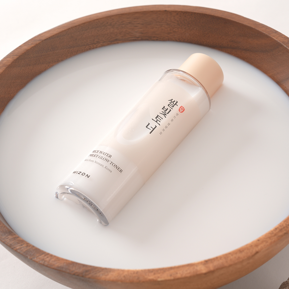 MIZON Rice Water Milky Glow Toner, 150 ml - Toner de fata formulat cu apa de orez Haiami si Rice Bran PDRN, care contribuie la hidratare si la metinerea confortului pielii si la imbunatatirea aspectului tonului neuniform si la netezirea texturii pielii