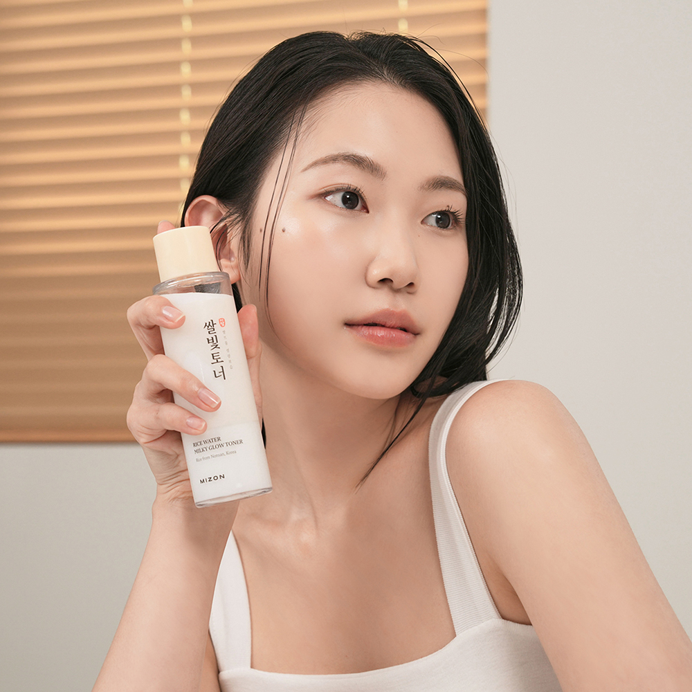 MIZON Rice Water Milky Glow Toner, 150 ml - Toner de fata formulat cu apa de orez Haiami si Rice Bran PDRN, care contribuie la hidratare si la metinerea confortului pielii si la imbunatatirea aspectului tonului neuniform si la netezirea texturii pielii