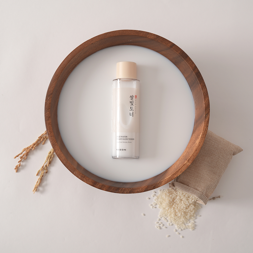 MIZON Rice Water Milky Glow Toner, 150 ml - Toner de fata formulat cu apa de orez Haiami si Rice Bran PDRN, care contribuie la hidratare si la metinerea confortului pielii si la imbunatatirea aspectului tonului neuniform si la netezirea texturii pielii