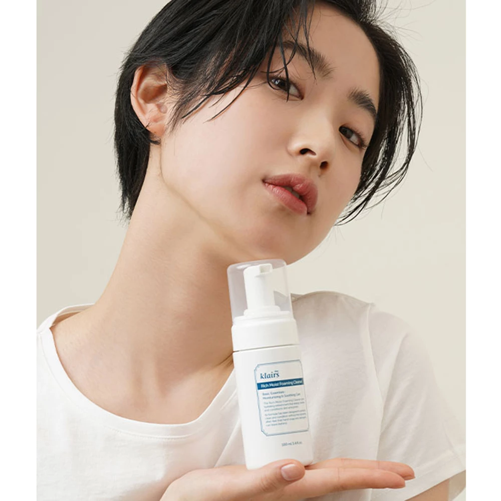 Rich Moist Foaming Cleanser Spuma de curatare 100 ml