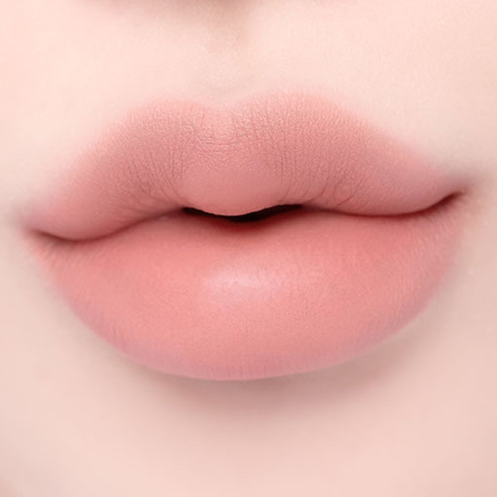 BANILA CO Smudging Lip Pencil, Be03 Salmon Nude - Creion contur buze formulat cu silica si mica, care contribuie la uniformizarea vizuala a liniilor buzelor si la mentinerea confortului pe buze