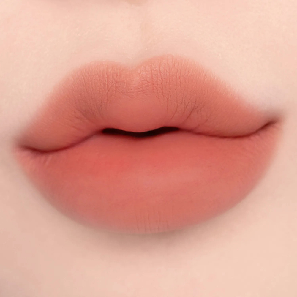 BANILA CO Smudging Lip Pencil, CR01 Coral Chou - Creion contur buze formulat cu silica si mica, care contribuie la uniformizarea vizuala a liniilor buzelor si la obtinerea unui aspect catifelat