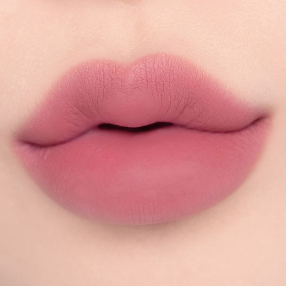 BANILA CO Smudging Lip Pencil, PK02 Pink Chou - Creion contur buze formulat cu silica si mica, care contribuie la conturarea, definirea si colorarea buzelor pentru un finisaj mat si usor difuz si la metinerea confortului pe buze