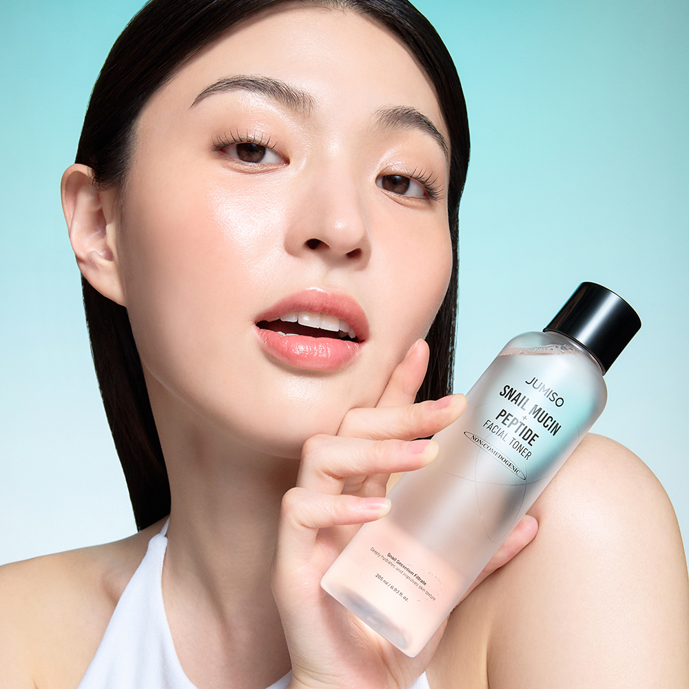 JUMISO Snail Mucin + Peptide Facial Toner, 205 ml - Toner de fata formulat cu filtrat de secretie de melc si gluconolactona, care contribuie la hidratarea, calmarea si echilibrarea pielii si la mentinerea nivelului optim de hidratare si a echilibrului pielii dupa curatare