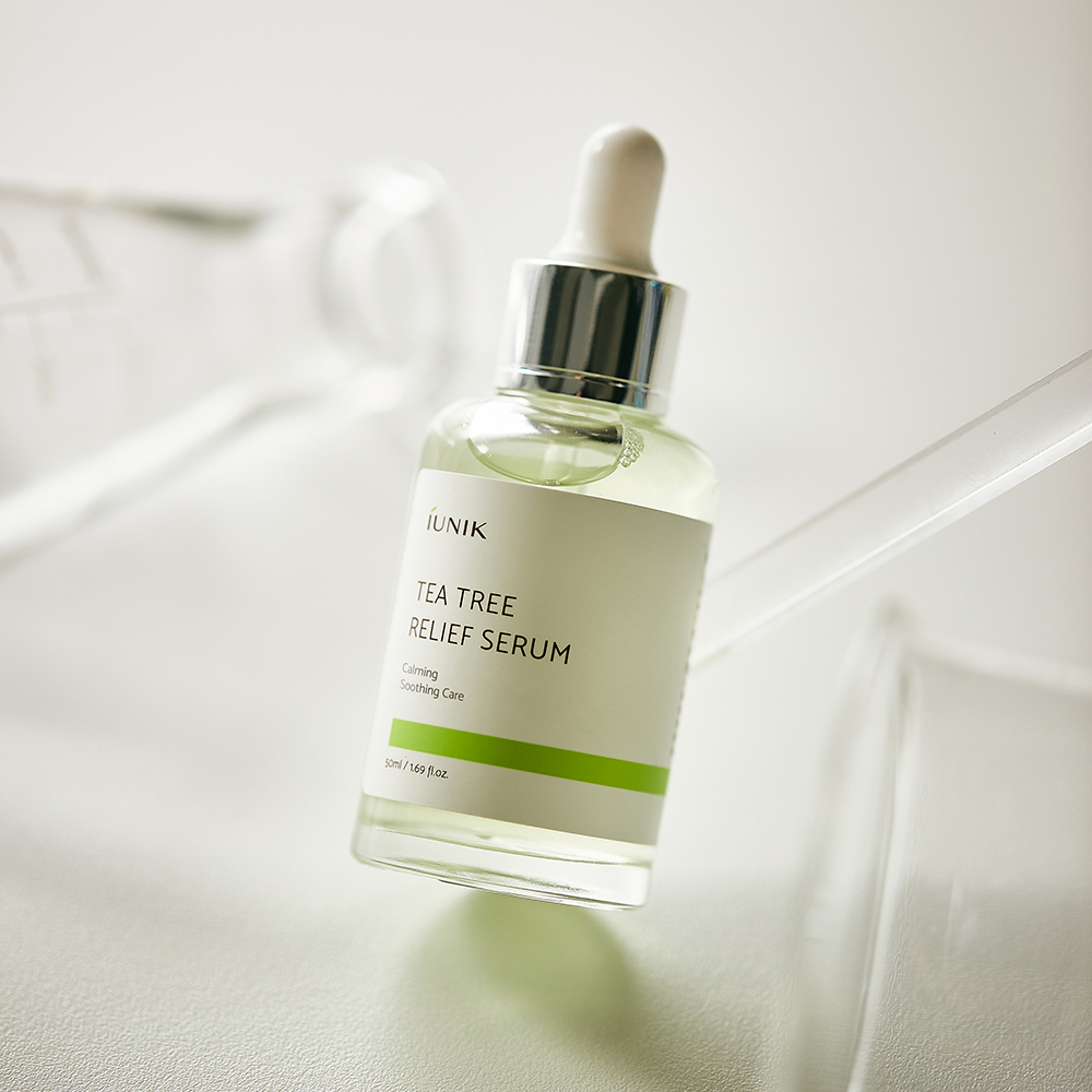 IUNIK Tea Tree Relief Serum - ser de fata formulat cu extract de apa din frunze de arbore de ceai si extract de Centella Asiatica, care contribuie la calmarea pielii sensibile si la mentinerea unui ton clar si curat al pielii - 50 ml