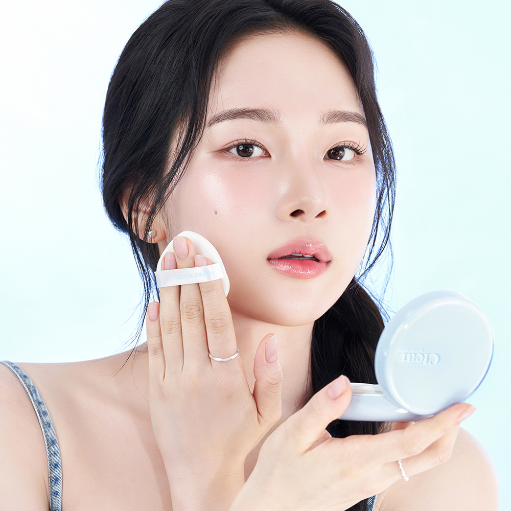 BLACK ROUGE Thin Layer Clear Cushion - fond de ten cushion cu textura lejera, finisaj semi-stralucitor si protectie solara SPF50+ PA++++, care contribuie la uniformizarea aspectului tenului si la estomparea vizibila a imperfectiunilor - 25C Nuts