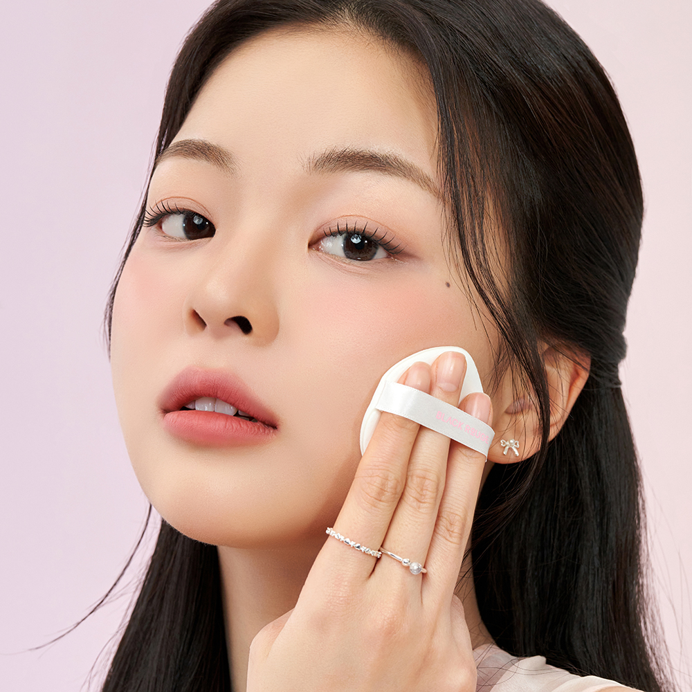 BLACK ROUGE Thin Layer Veiled Cushion - fond de ten tip cushion cu textura fina, semi-mata, care ofera protectie solara ridicata SPF 50+/PA++++, acoperire construibila si un efect de estompare a porilor si imperfectiunilor, pentru un aspect neted si uniform - 21V Veil