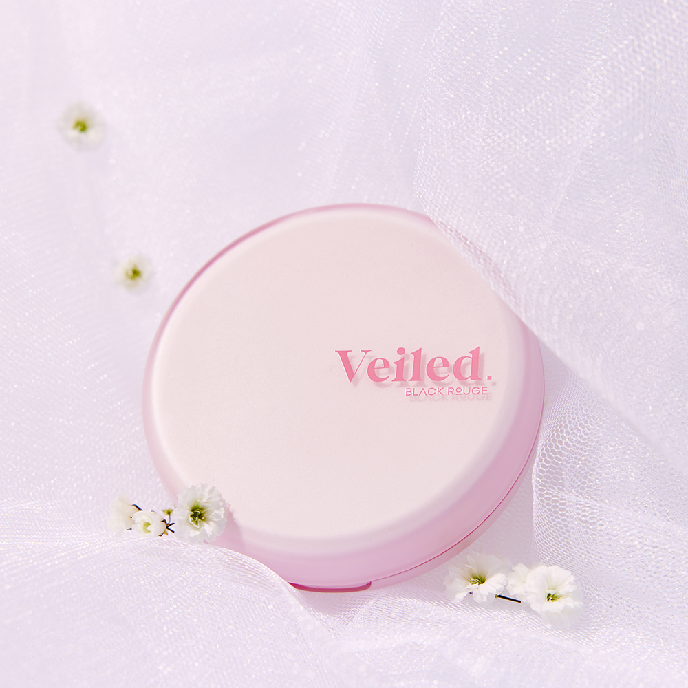 BLACK ROUGE Thin Layer Veiled Cushion - fond de ten tip cushion cu textura fina, semi-mata, care ofera protectie solara ridicata SPF 50+/PA++++, acoperire construibila si un efect de estompare a porilor si imperfectiunilor, pentru un aspect neted si uniform - 21V Veil
